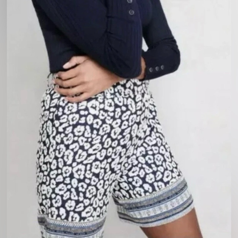 J MCLAUGHLIN Women's Trixie Navy Bermuda Shorts 
Cheetah Print size 4